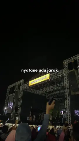 udu jarak seng gawe pisah, neng kowe meneng meneng gawe kisah. #liriklagu #overlaylyrics #aftershineofficial #aftershine #riyannova 