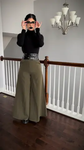 I know so many people have been waiting for these trousers to come back in stock and i was just notified from @KATAKOMB that they are doing a preorder from now until March 6th! They gave me a code you can use: chelsey for 10% off your order 🙌🏼 i have had these trousers for almost 2 years now and literally wear them all year round 🖤 i have them in green and black and they also come in burgandy!  #palazzopants #widelegpants #widelegtrousers #darkfashionstyle #stylediary #OOTD #moderngoth #darkaesthetic #grwm_aesthetics #grwm #minimalistgoth #classicstyle 