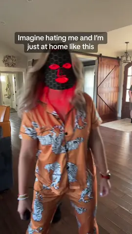 Just a human disco ball zappin’ them age spots 🪩🤷🏼‍♀️🐅  #momtok #redlight #redlighttherapy #bluelight #viralproducts #tiktokmademebuyit #skincare #skincareroutine #lighttherapy #ledmask #ledlights 