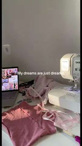 Vai pra sempre ser apenas um hobbie🥲 #estilista #moda #faculdadedemoda #sonho #fy #foryoupage #viral #foryou #dream #dreamjob #onlyinmydreams #fashion #fashionschool 