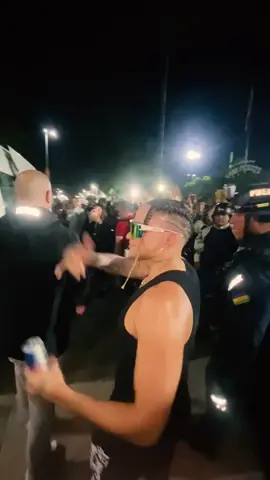 Se llama venezuela donde nacio este tipo. 