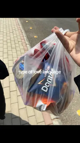 tipikal cowo yg suka bawain makanan buat ceweknya>< #fyp #mood #lovelanguage #typeofromance #romance #couple #sweetcouple #moots #ramadanekstraseru #xybca #food 