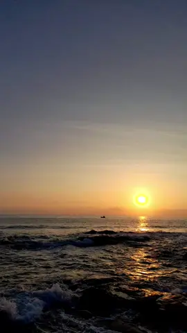 Bình minh là bức tranh tĩnh lặng, vẻ đẹp tinh khôi của sự bắt đầu. #viral #tiktok #sea #sunrise #bìnhminh #view #foryou #fyp #beautifulsea #peace 