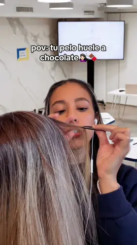 ASMR tu pelo huele a chocolate que shampoo usas 💇🏻‍♀️🍫🤤✨😴 juego con tu cabello 😍 #asmr #asmrhair #asmrlice #playingwithyourhair #humor #asmrpov #asmrobsessed #obsessedgirl #asmrpeluqueria #asmrhairplay #satisfying #asmrespaña #parati #fyp #foryou #paravoce #portoi 
