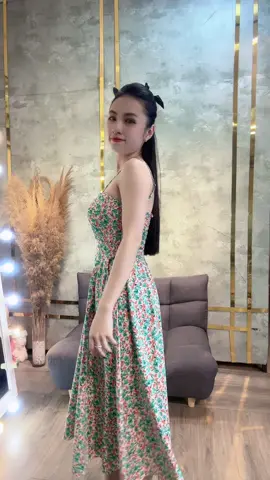 Nếu cuộc sống này eo hẹp  Thôi thì cứ đẹp rồi tính sau ! 😀 Chiếc đầm lên dắng không góc chết nha mí bà, sang chấnn động luôn Đi tiệc, hẹn hò em này bao xao xuyến, quá ngọt quá iuuu 💗 #váy_đầm_nữ #đầmváynữbasic #vaýhoanhí #váythiếtkế #maxi #xuhuong 