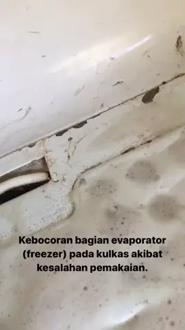 Ini adalah salah satu kesalahan dari user kulkas dikarenakan ketidak sabaran mengambil es dengan alat bantu seperti pisau atau benda tajam lainnya, hati