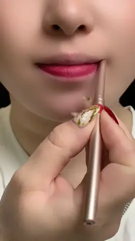 ถ้าลิปสติกไม่สามมิติและไม่มีทรงปาก สามารถใช้ lip liner มาเขียนโครงร่างได้  #ลิปไลเนอร์ #วิธีวาดทรงปาก #แต่งหน้าราคาประหยัด#lipliner
