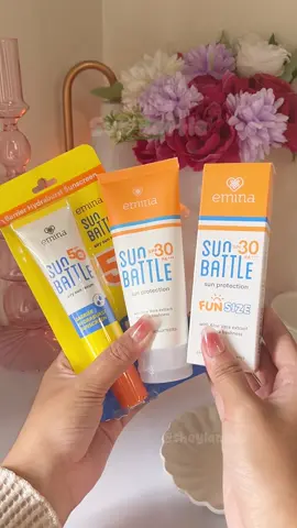 Affordable Sunscreen buat pelajar♡｡༝☆.ᐟ Kayanya semua orang udah tau sunscreen dari @eminacosmetics yang seri sun battle inii😭 udah ada dari aku SMA dan pernah pake jugaa🫶🏻 Sekarang ada 2 jenis seri sun battle yaitu versi lama SPF 30+++ dan yang baru SPF 50++++, aku lebih suka yang seri terbaru karena teksturnya watery yang ringann banget dan gaada wanginya! terus karena ini spf50 jadi bisa banget dipake buat kegiatan outdoor jadi ngelindungin dari sinar UVA UVB biar kulit tetep cerah dan sehatt🫶🏻 Untuk harganya menurut aku affordable bangett under 30k dan 50k ajaa, jadi cocok banget buat anak sekolah yang harus rajin rajin reapply sunscreen! must have🩷 #pasukansunscreen #emina #eminacosmetics #sunscreenemina #eminasunscreen #sunscreenpelajar #BeautyTok #fyp #rekomendasisunscreen #revieweminasunscreen 