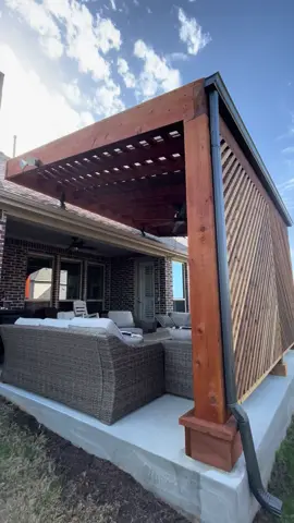 Sexy SkyPoly Pergola by our pals @Precision Outdoors in Dallas. Ready for some morning coffee? What a space. What a privacy wall! Patio. Pergola. Sexy ❤️❤️💥💥💥 #pergola #patiocover #pergoladesign #patiodesign #skypoly 