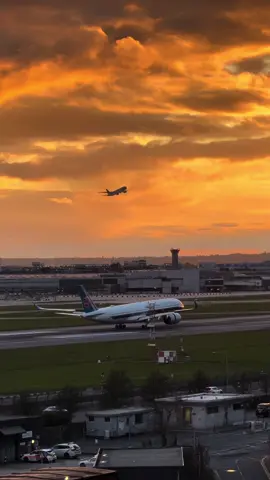 China southern landing on runway 27R at heathrow! Plane spotting at sunset- @Courtyard by Marriott #sunset #chinasouthernairlines #planespotting #aviation #foryoupage #heathrow #slowmo #heathrowairport #avgeek 