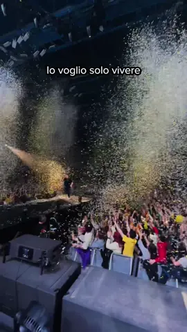 Da una cameretta al primo tour nei palazzetti, i biglietti sono fuori ora ci vediamo in giro 💛