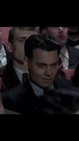 Люди не замечают опасного гангстера, который сидит рядом с ними😎 #сериалы #geshkafilms #кино #джоннидепп #фильм 