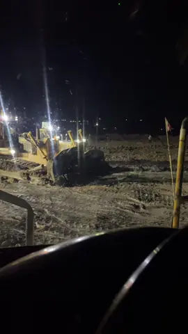 Habis sliperi hujan, yang bener aja rugi dong #tambangbatubara #dozer375 #dozer155 #opratordozer #opratormuda_punyacerita #storytambangbatubara 