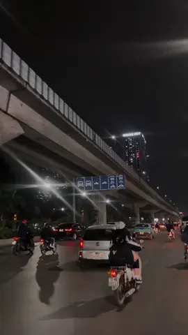 Tôi thích ngắm nhìn phố phường về đêm, thích những bản nhạc buồn, thích một mình và tự cảm nhận cuộc sống 🙂 #langthangđườngphố #hanoivedem #docthan❤️🌱 #nolove #29 #nhacnaychillphet #xàmvuitiktok #trendingvideos #nhachaymoingay 