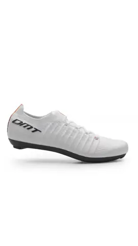 Aquí están las zapatillas de ciclismo con cordones más rápidas del mundo con su nueva presentación totalmente blanco. Disponible en tienda. #dmtcyclingshoes #panamá #tadejpogacar #krsl #roadbikes #cycling #cyclingshoes 