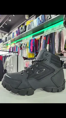 Tênis OAKLEY Masculino Halftrack Mid I . . . . . . . . 699,90 Extremamente confortável e com ótimo sistema de ventilação, o calçado oferece excepcional tração e estabilidade para caminhada em trilhas e em terrenos irregulares, além de ser feito com materiais impermeáveis. #oakley #sp #tiktok #preto #masculino #divulgação #loja #esports 