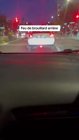 Les feux de brouillard arrière sont utilisés lorsque les conditions météorologiques réduisent la visibilité, telles que le brouillard, la neige épaisse ou la pluie forte. Ils améliorent la visibilité des véhicules qui suivent en émettant une lumière rouge plus basse que les feux de freinage normaux, aidant ainsi à réduire les risques de collision par l'arrière. Il est important de les utiliser avec prudence, car leur éblouissement peut être gênant pour les conducteurs qui vous suivent dans des conditions de visibilité normales.      #ConduiteResponsable #prestopermis  #CodeDeLaRoute #SécuritéRoutière #ConduitePrudente #AstuceConduite #DemiTourGiratoire #Clignotants #AnglesMorts #TikTokConduite #ÉducationRoutière #securiteroutiere #prestopermis #Coursdeconduite #codedelaroute #moniteurs #permis #france #autoecole #fautes#moniteurs #ConduiteResponsable, #PermisDeConduire, #ÉducationRoutière# #PermisDeConduire #ExamenBlancConduite #CodeDeLaRoute #Conduite #ConseilsPermis #RévisionPermis #PermisAuto #ExamenPermis 