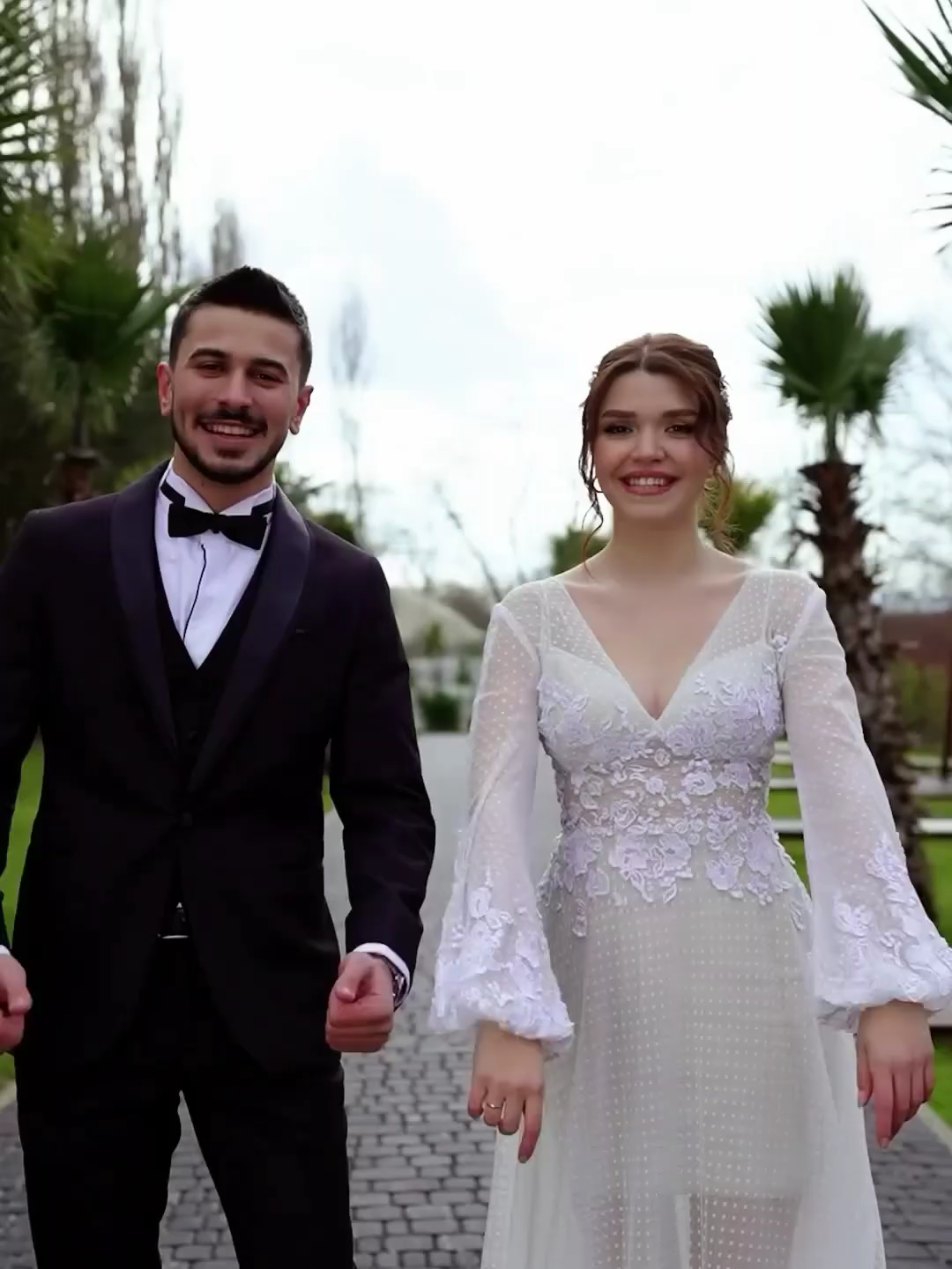 Poses fáciles que puedes hacer en vuestra sesión de fotos en la boda #posesdefotos #poses #posesparafotos #weddingpicture #fotografíadeboda #fotodeboda #weddingplannerespaña #ideasdeboda #sesiondefotos cc: @cosasparabodas