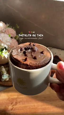 — Pastel de chocolate en taza —   ¿Lo intentarían? ¡A mí me encanta! es perfecto para los amantes del chocolate que tienen poco tiempo 🤭✨❤️🍫.  Lleva ingredientes muy comunes y sorprendentemente queda ¡muy esponjoso y húmedo! ❤️Estos son los ingredientes que necesitas❤️ -2 cdas azúcar morena  -1 cda azúcar mascabado  -2 cdas aceite  -1 huevo  -1 cda yogurt griego natural o crema (opcional) - 3 cdas agua caliente o leche  -1/4 tz harina todo uso - 1 cda cocoa -  1/4 cdta bicarbonato de sodio  Topping: - 1 cdta de Nutella  -mini chispas de chocolate  ¡Buenooo! Lindo y chocolatoso día ❤️ 🍫.  Att: Cami ✨🎀 #recetastiktok #recetascaseras #recetasfaciles #recetas #postres #postresfaciles #mugcake #pastelfacil #chocolate #pasteleria #delicious #deli #reposteria #postresdeliciosos #desserts #ideas #yummy #fyp #fypシ゚viral #parati 