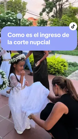 Ingreso de la corte nupcial en la misa #wedingday #organizadorasdeeventos #bodassantacruz #weddingplanner #decoraciondebodas #ceremoniadeboda #ceremoniareligiosa #weddingtip #consejosdeboda 