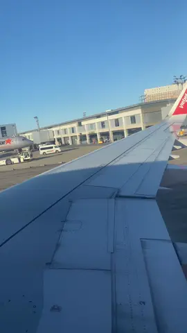 Mỗi lần đáp sân bay cứ nghe bài này cảm giác được an toàn , hẹn việt nam một ngày không xa #xuhuong #hellovietnam #vietjet #narita #nhatban 