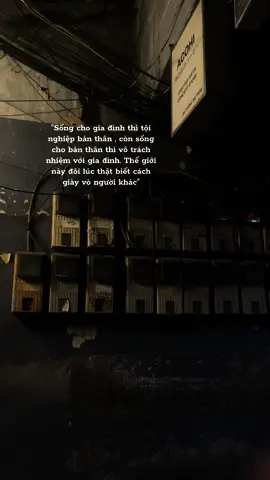 Sống cho gia đình thì tội nghiệp bản thân , còn sống cho bản thân thì vô trách nhiệm với gia đình. Thế giới này đôi lúc thật biết cách giày vò người khác