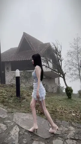 Trên thế giới có rất nhiều chuyện khiến em vui vẻ, ví dụ như tìm chụp được một tấm hình đẹp, ví dụ như hoa nở đầy cành, hay ví dụ như gặp được anh.