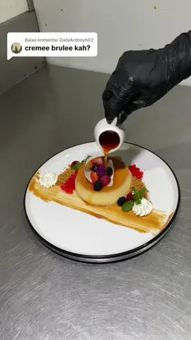 Membalas @DafaArdnsyh02  ini adalah puding caramel , hampir sama hanya saja gk pake cream melainkan fresh milk aja disajika dingin2 emang enak banget sih dan ada sedikit pahit dari caremel itu nya juga  #pudingcaramel #caramel #caramelsauce #dessert #pastry #tataboga #chef #cheflife #fyp #foryou #menuviral #trending 