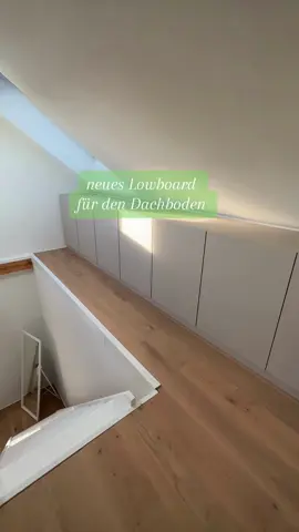 Bei @altbaumakeover ist ein wunderschönes Lowboard auf dem Dachboden eingezogen und passt perfekt! Nadine und Tobi gewinnen endlich viel Stauraum und nutzen den Platz unter der Dachschräge perfekt aus. 👌🏽 Das Dekor ist unser beliebtes Kaschmirgrau Supermatt 💚 #hausbau #hauskauf #bauherren #renovieren #stuttgart #dachboden #lowboard #möbel #möbelnachmaß #möbelnachwunsch #maßanfertigung #schrankwerkstück #schrankwerk 