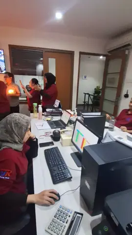 keseruan di kantor yg ultah langsung 3 orang 😂😂🤣🤣🤣 barakallah fii umrik buat yang ultah 🥳🥳🥳 #storytime #storywa30dt #masukberanda #fyp #xyzbca #ulangtahun 