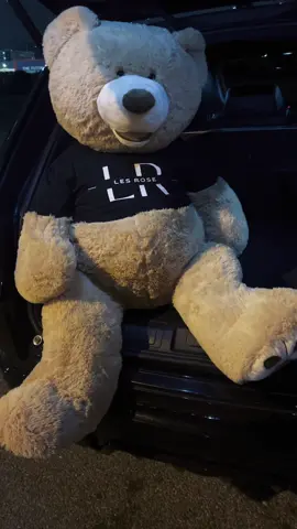 Regardless of the stage of the relationship... we give it a 10/10🤍 Giant teddy bear available at Les rose 🌹 #teddybear #teddy #giantteddy #teddybear_challenge #flowerknowsgirl #lesrose #giftforher #giftsforher #fyp #london 