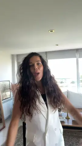 Dupe de solares. Parte 2 😉 Junto a @Mili Felizzia te mostramos dos opciones de solares para pieles grasas o mixtas #farmaciasgeneralpaz #solares #solar #farmacia #dupes 