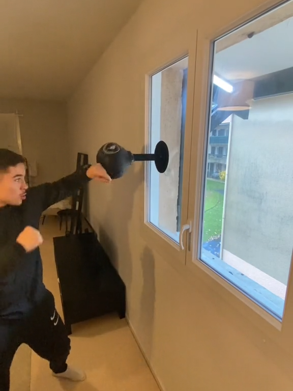 Transforme qualquer mesa em sua academia pessoal com nosso Punch Fixo por Ventosa! Perfeito para quem busca exercícios eficazes em tempo mínimo, ele oferece oportunidades de treino sempre ao seu alcance. Com fácil instalação por ventosas, mesmo as crianças podem se beneficiar, promovendo um estilo de vida ativo desde cedo. Maximize sua energia e saúde com este punch de mesa versátil, proporcionando exercícios práticos e divertidos em qualquer lugar. Se Gostou Comente 