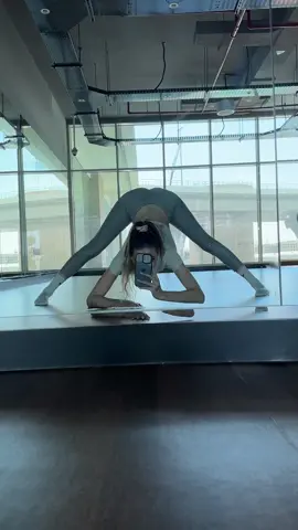 #yoga #yogagirl #yogaflow #pilates #flexibility #usa_tiktok #gymnastics #pilatesgirl #gymnast #dancer #middlesplits #stretching #stretchingexercises #frontsplit #yogatok #pilateslover #yogalove 