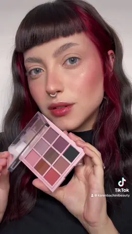 Por aqui a-ma-mos receber os reviews da nossa linha completa de produtos. 🥰Nesse vídeo que gravou no início da nossa história,@ana passaretti a @ana.passaretti contou pra gente a sua experiência com cada um dos nossos produtos e agora queremos saber de vocês: qual seu top três produtos da nossa linha? 🏆#KarenBachiniBeauty