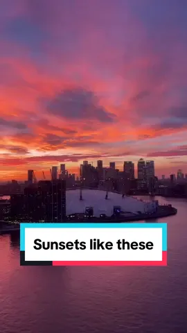 IFS Cloud Cable Car Views 🔥    Link in bio for your ticket to the best sunset ride. 😍 Thanks for sharing @floresmavie 💜  #london #tfl #transportforlondon #ifscloudcablecar #londoncablecar #NorthGreenwich #londonviews #sunset 