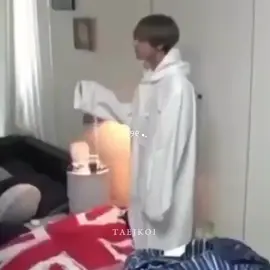 taehyung and his sweater paws :( cutie #taehyung #kimtaehyung #tae #taetae #taehyungie #v #taehyung_bts #bts 