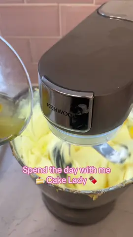 Not the best job with a poorly shoulder 🥴 #fyp #foryou #dayinmylife #dayinthelife #Vlog #dailyvlog #spendthedaywithme #baker #bakersoftiktok #bakerlife #bakerdayinthelife 