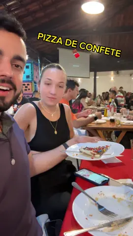 Desenhou a Pizzinha de Chocolate 🥺😅 Mais um episódio mostrando nosso Brasil para meus alunos estrangeiros… 🇫🇷🇧🇷 Já não tão querendo ir embora mais e eu dou razão 😅 Brasil é bom demais 🇧🇷❤️  Onde mais vc come mandioca frita com pizza doce, batatinha, churrasquim e moelinha de frango?! 😂 #VidaDeProfessor #QuemAmaEduca #TôCheia #Lotada #BatatinhaÉMuitoBom #Boooom #Professor #Intercambio #França #Intercambista #França #Aulas #Rodizio #Alunos #Escola #Aula 