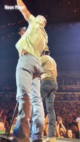Neon Moon @parkermccollum @Thomas Rhett @Conner Smith @lanee:) @brooksanddunn #90scountry #countrymusic #pit #concert #90scountrymusic #neonmoon #fyp #brooksanddunn #pmtiktok #goldchaincowboy #parkermccollum 