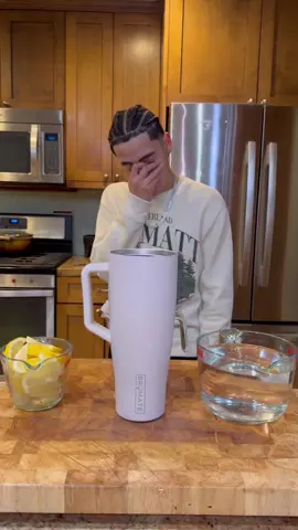 holding my @BrüMate close to me at all times 😂🍋 #brumatepartner #fyp #chefsuie #lemonwater #water #mexicantiktok #healthy