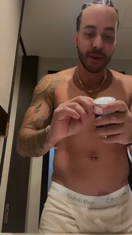 Buenos días buenas tardes buenas noches desde Japón! LLAMADA PERDIDA cumple una semana de lanzamiento!!! Siempre encuentro una razón para celebrar! Quien aquí ha aprobado el sake?? 😭☎️📲🕹️ 🥃😆😂 