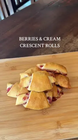 such a fun spring treat🤍🍓 #EasyRecipe #EasyRecipes #berriesandcream #crescentrolls #dessert #easydessert #sweettreat #sweettreats #healthyrecipes #healthyfood #quickbite #dessertrecipe #fruit #Foodie #FoodLover 