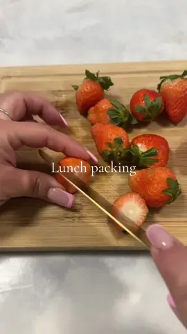 Pack a lunch and make breakfast with me🙌🏼😋 🍓 this is actually from last week I forgot to post!! My light in my kitchen broke so i cant make any new ones till the electrician comes back next Thursday🙁 #lunch #breakfast #lunchpacking #lunchbox #lunchboxideas #lunchideasforkids #lunchtime #asmrfood #asmr #packing #packwithme #lunchtime #asmrvideo #asmrsounds #asmrtiktoks #reels #reelsvideo #reelsviral #reelstiktok #fyp 