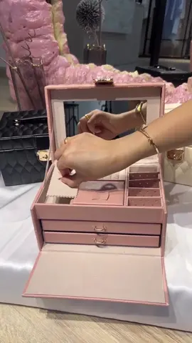 💅👛علبة مجوهرات نسائية 💍💄 🩵🩵 محمولة و أنيقة ❤️❤️ 💚 🧡تصلح كهدية ✅💝🎁 #تجميل #اكسسوارات_نسائية #جزائرية #accessoiresfemmes #مجوهرات 