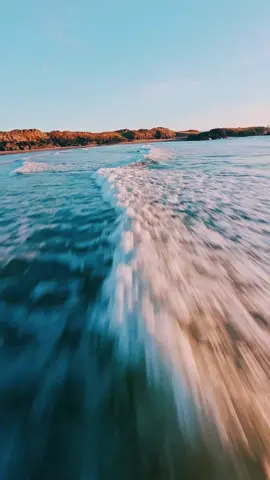 Endless Waves 🌊🏴󠁧󠁢󠁷󠁬󠁳󠁿 #fpv #fpvlife #cinematicfpv #fpvdrone #visitwales #sunset #travel #goldenhour #coastline #scenic #newboroughbeach 