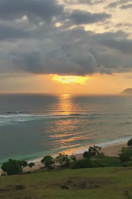 sudah melangitkan nama kita berdua, namun kita hanya tinggal cerita. #senja #sunset #pantai #beach #bukitmerese #meresehill #usai #myheart #galaubrutal #foryou #fyp 
