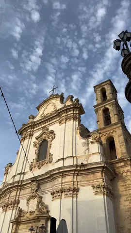 Nei vicoli del centro storico di Presicce, uno dei borghi più belli d’Italia, alla scoperta della Chiesa Madre di Sant’Andrea Apostolo. 🫶🏻 . . #presicce #salento #italia #barocco #travel #traveltok #slowliving #slowlife #photography #art  #presicce #presicceacquarica #salento #unodeiborghipiubelliditalia #chiesa #arte #artebarocca #barocco #puglia #pugliamia #travel #traveltok 
