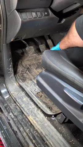 Petite beauté pour ce Navara avant le changement d'utilisateur 🛻✨🧹. #clean #CleanTok #nettoyage #transformation #cleancar #carcleaning 