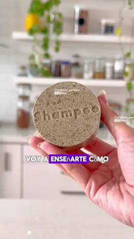 🌼🍊🍃Shampoo sólido “Manzanilla + naranja + menta” Apto para todo tipo de cabello 🙌🏼✨ La manzanilla es calmante del cuero cabelludo, la menta da sensación de frescura y estimula la circulación sanguínea, el aceite esencial de naranja te despierta y pone de buen humor Ingredientes: - 41.4g Tensoactivo SCI - 7g Arcilla bentonita - 4g Menta deshidratada pulverizada  - 7g Aceite de manzanilla - 0.5g Aceite esencial de naranja - El hidrolato de tu preferencia (yo utilicé romero) y conservante cosmético (yo utilicé citról K) • • • • • • • • • • #DIY #hairoil #shampoo #naturalbeauty #naturalcosmetics #hair #haircare #bellezanatural #belleza #beauty #cosmeticanatural #cabello #cuidadodelcabello #skincare #cuidadodelapiel #cabelo #healthylifestyle #cleanbeauty #greenbeauty #Lifestyle #estilodevida #blogger #youtuber #influencer #viral #trending #craft #crafts #handmade #homemade